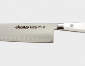 Cuchillo SANTOKU de 180 milímetros marca ARCOS. Accesorios y maquinaria de hostelería