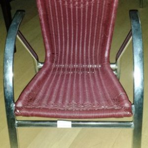 Silla de aluminio con asiento en color burdeos de segunda mano. Maquinaria y mobiliario de hostelería